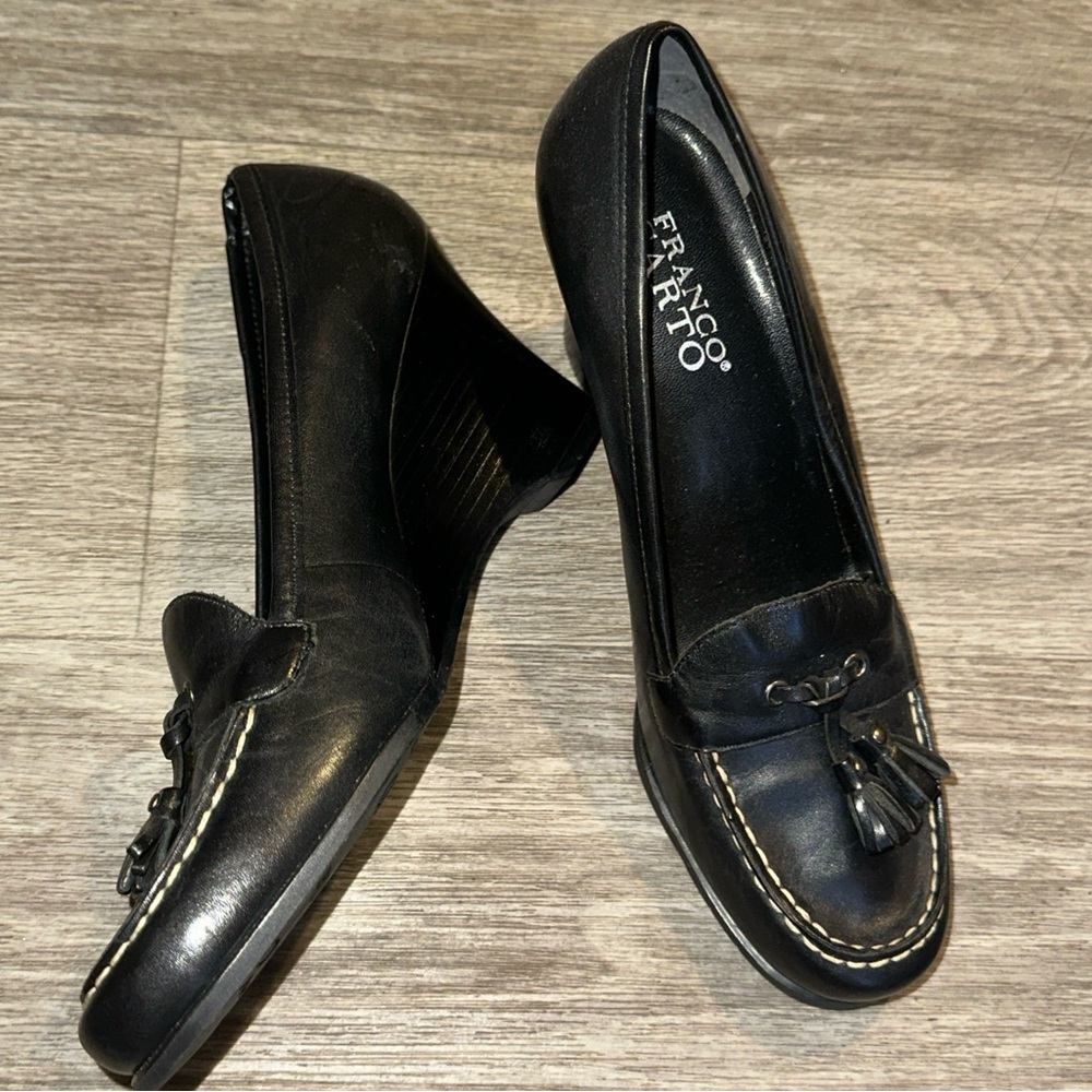 Franco Sarto Black loafers with a distinctive tassel detail size 7.5